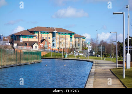 Dudley No.1 Canal e il lungomare di sviluppo, Brierley Hill, West Midlands, England, Regno Unito Foto Stock