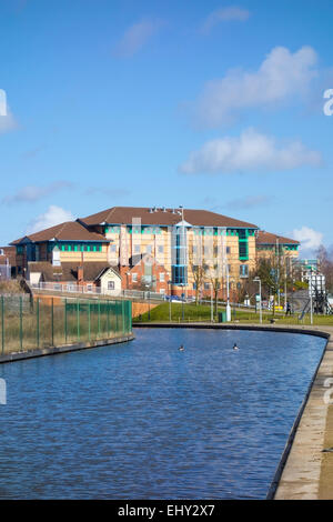 Dudley No.1 Canal e il lungomare di sviluppo, Brierley Hill, West Midlands, England, Regno Unito Foto Stock