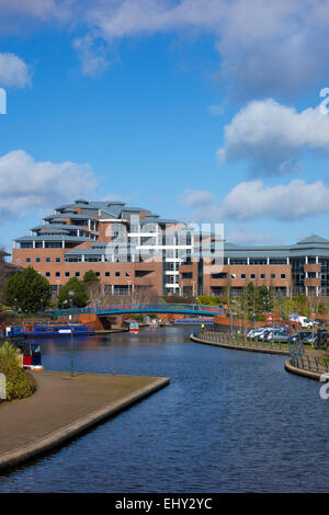 Dudley No.1 Canal e il lungomare di sviluppo, Brierley Hill, West Midlands, England, Regno Unito Foto Stock