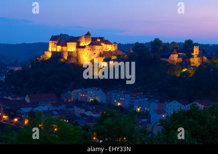 Burghausen, Castello, quartiere Altotting, Alta Baviera, Baviera, Germania (vista dall Austria oltre il Fiume Salzach) Foto Stock