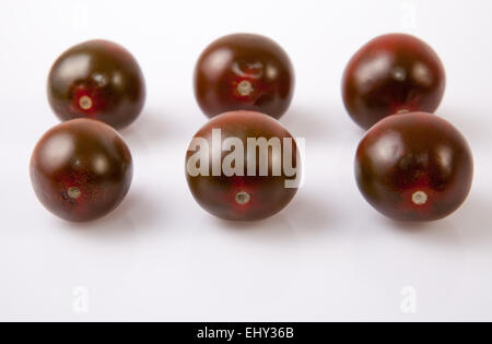 Verde scuro di pomodori ciliegini. Isolato su sfondo bianco Foto Stock