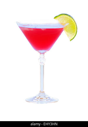 Cocktail di rosso con calce su sfondo bianco. coppetta Martini