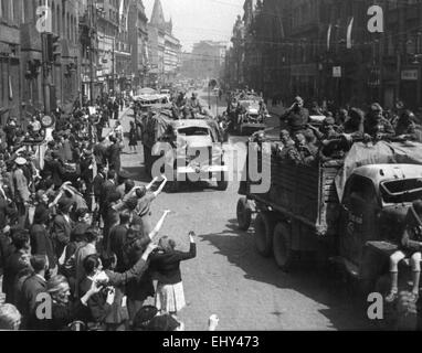 Armata rossa entra in Praga 9 Maggio 1945 Foto Stock