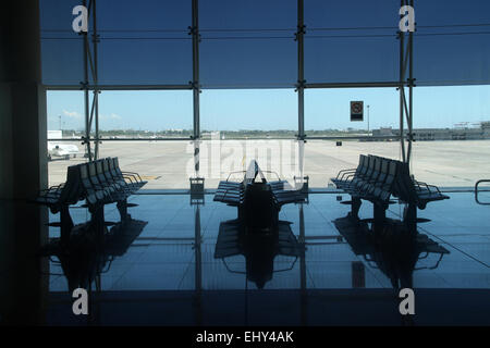 Posti vuoti in partenza area lounge dell'aeroporto El Prat di Barcellona, in Catalogna, Spagna Foto Stock