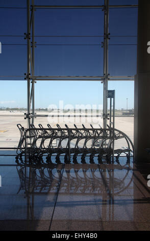 Svuotare i carrelli per i bagagli in partenza area lounge dell'aeroporto El Prat di Barcellona, in Catalogna, Spagna Foto Stock