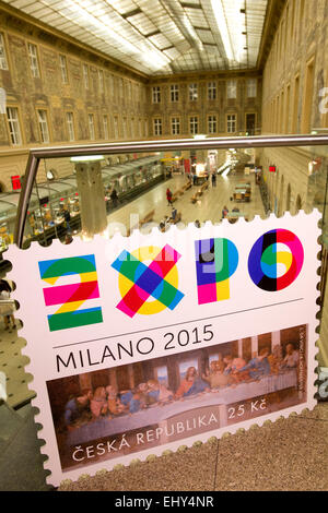 Costumi per il personale della CECA padiglione presso l'Expo 2015 di Milano dalla Beata Rajska e un francobollo speciale (nella foto) sulla mostra sono stati presentati presso l'ufficio postale centrale edificio stasera, mercoledì 18 marzo, 2015. Il motivo del francobollo da Adam Hoffmeister è il logo di Expo 2015 e l'Ultima Cena pittura murale di Leonardo da Vinci, il cui originale può essere visto nella chiesa di Santa Maria delle Grazie a Milano. Il motto dell'Expo 2015 che corre da maggio fino ad ottobre è "Nutrire il Pianeta, Energia per la vita" (CTK foto/Michal Kamaryt) Foto Stock