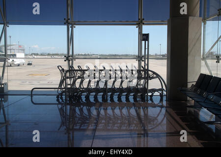 Svuotare i carrelli per i bagagli in partenza area lounge dell'aeroporto El Prat di Barcellona, in Catalogna, Spagna Foto Stock