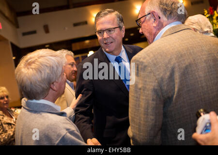 Ex Governatore della Florida e il potenziale candidato presidenziale repubblicano Jeb Bush saluta i sostenitori in corrispondenza di un inizio di mattina GOP evento colazione Marzo 18, 2015 in Myrtle Beach, Carolina del Sud. Foto Stock