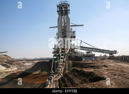 Un escavatore gigante in una miniera di carbone Foto Stock