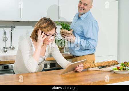 Coppia senior in cucina Foto Stock