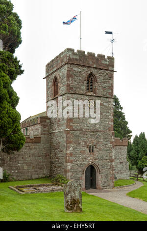 Sant'Andrea Chiesa, Dacre (XII secolo ), situato nel villaggio di Dacre, Cumbria, Lake District, Inghilterra, Gran Bretagna, UK. Foto Stock