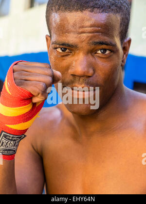 Close-up verticale di un pugile afro-cubane a Rafael Trejo Boxing palestra a l'Avana, Cuba. Foto Stock
