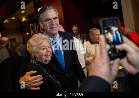 Ex Governatore della Florida e il potenziale candidato presidenziale repubblicano Jeb Bush saluta i sostenitori in corrispondenza di un inizio di mattina GOP evento colazione Marzo 18, 2015 in Myrtle Beach, Carolina del Sud. Foto Stock