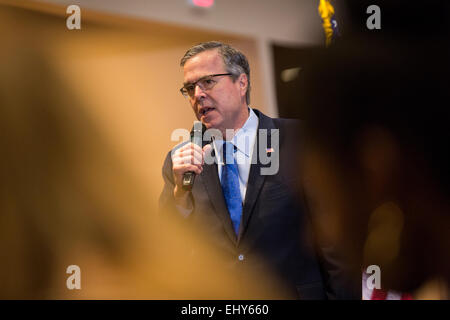 Ex Governatore della Florida e il potenziale candidato presidenziale repubblicano Jeb Bush parla di sostenitori in corrispondenza di un inizio di mattina GOP evento colazione Marzo 18, 2015 in Myrtle Beach, Carolina del Sud. Foto Stock