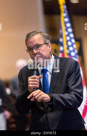 Ex Governatore della Florida e il potenziale candidato presidenziale repubblicano Jeb Bush parla di sostenitori in corrispondenza di un inizio di mattina GOP evento colazione Marzo 18, 2015 in Myrtle Beach, Carolina del Sud. Foto Stock