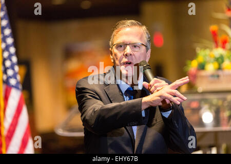 Ex Governatore della Florida e il potenziale candidato presidenziale repubblicano Jeb Bush parla di sostenitori in corrispondenza di un inizio di mattina GOP evento colazione Marzo 18, 2015 in Myrtle Beach, Carolina del Sud. Foto Stock