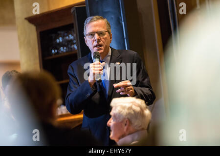 Ex Governatore della Florida e il potenziale candidato presidenziale repubblicano Jeb Bush parla di sostenitori in corrispondenza di un inizio di mattina GOP evento colazione Marzo 18, 2015 in Myrtle Beach, Carolina del Sud. Foto Stock