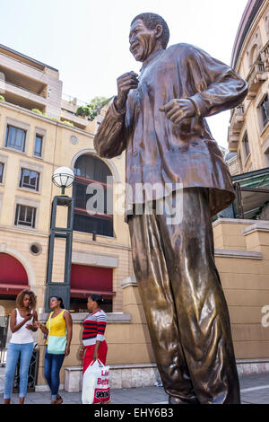 Johannesburg Sud Africa,Sandton,Nelson Mandela Square,statua,Donna nera donne,amici,SAfri150304054 Foto Stock