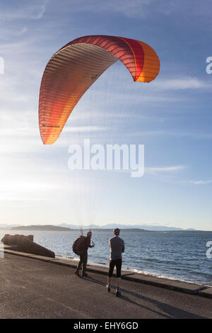 L'uomo praticare parapendio ad Alki Beach Park- West Seattle Seattle, King County, Washington, Stati Uniti d'America Foto Stock