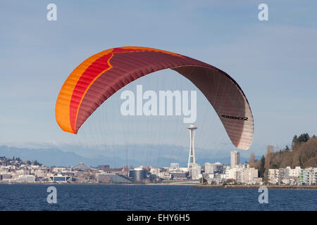 Parapendio al di sopra della Baia di Elliott in West Seattle - Alki Beach Park, West Seattle Seattle, King County, Washington, Stati Uniti d'America Foto Stock