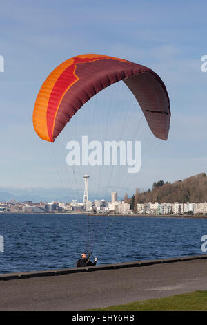 L'uomo praticare parapendio ad Alki Beach Park - West Seattle Seattle, King County, Washington, Stati Uniti d'America Foto Stock