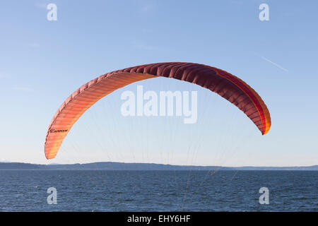 Ala di parapendio al di sopra del Puget Sound a ovest di Seattle - Alki Beach Park, West Seattle Seattle, King County, Washington, Stati Uniti d'America Foto Stock