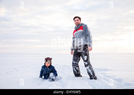Padre e figlio giocare nella neve Foto Stock