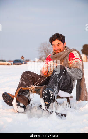 L'uomo le sciocchezze intorno su sled Foto Stock