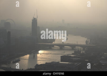 Londra, UK -18th Marzo 2017: una vista del fiume Tamigi su una nebbia/nebbioso giorno. Foto Stock