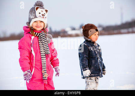Due bambini nel paesaggio innevato Foto Stock