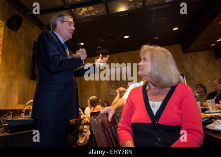 Ex Governatore della Florida e il potenziale candidato presidenziale repubblicano Jeb Bush parla di sostenitori in corrispondenza di un inizio di mattina GOP evento colazione Marzo 18, 2015 in Myrtle Beach, Carolina del Sud. Foto Stock