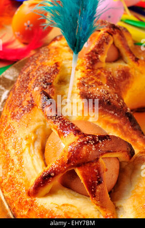 Primo piano di un tradizionale mona de Pascua tipico in Spagna, una torta con uova sode mangiato il lunedì di Pasqua, con alcune decorate eg Foto Stock