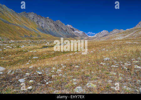 Panoramica valle di Ala Archa parco nazionale in Piazza Tian Shan mountain range in Kirghizistan Foto Stock