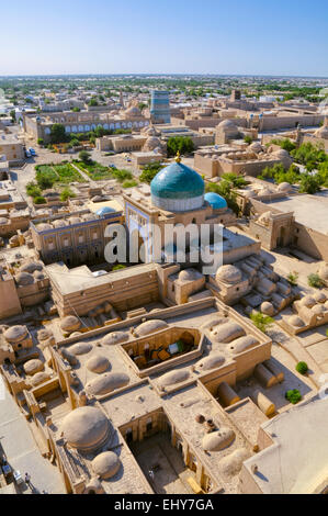 Scenic vista aerea della città vecchia di Khiva, Uzbekistan con grande moschea Foto Stock