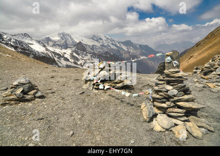 Bandiere di preghiera in Himalaya montagne del Nepal Foto Stock