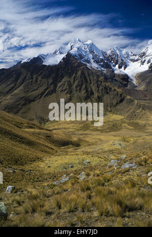 Paesaggi mozzafiato intorno Alpamayo, uno dei più alti picchi di montagna nelle Ande peruviane, Cordillera Blanca Foto Stock