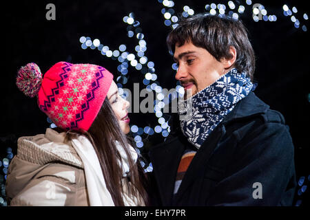 Coppia giovane Falling in Love al mercatino di Natale Foto Stock