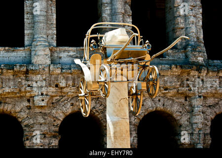 Carrozza d'oro "la coah" insallazione di Aaron Young davanti al Teatro Marcello. Teatro Marcellus. Roma, Italia, Europa, Unione europea, UE. Foto Stock