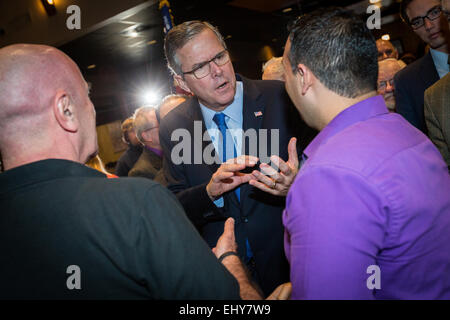 Ex Governatore della Florida e il potenziale candidato presidenziale repubblicano Jeb Bush saluta i sostenitori in corrispondenza di un inizio di mattina GOP evento colazione Marzo 18, 2015 in Myrtle Beach, Carolina del Sud. Foto Stock