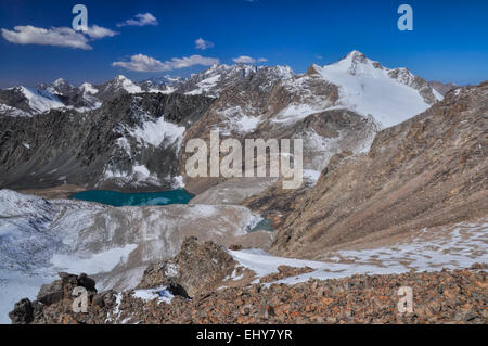 Vista panoramica del lago di montagna in Ala Archa parco nazionale in Piazza Tian Shan mountain range in Kirghizistan Foto Stock