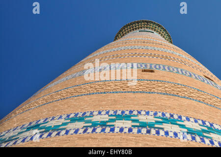 Facciata del minareto alto nella città di Khiva in Uzbekistan Foto Stock