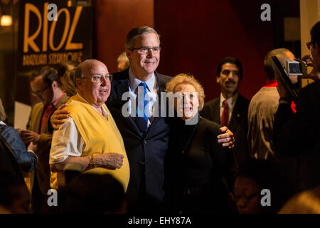 Ex Governatore della Florida e il potenziale candidato presidenziale repubblicano Jeb Bush saluta i sostenitori in corrispondenza di un inizio di mattina GOP evento colazione Marzo 18, 2015 in Myrtle Beach, Carolina del Sud. Foto Stock