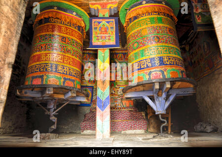 Colorato la preghiera buddista ruote in Nepal Foto Stock