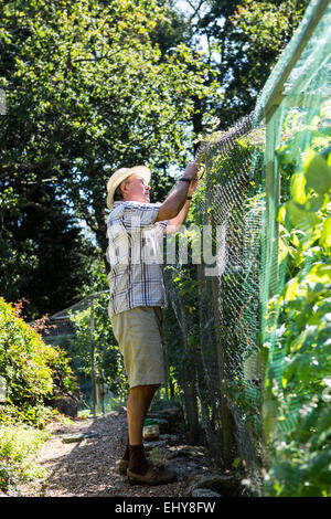 Senior uomo che lavora in giardino, Bournemouth, nella contea di Dorset, Regno Unito, Europa Foto Stock