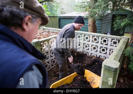 Due uomini al lavoro in giardino insieme, Bournemouth, nella contea di Dorset, Regno Unito, Europa Foto Stock