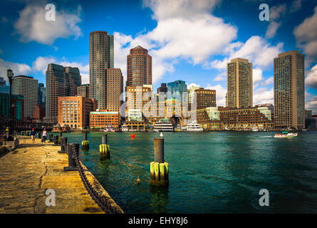 La Skyline di Boston, visto da Fort Point. Foto Stock