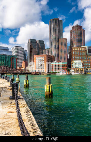 La Skyline di Boston, visto da Fort Point. Foto Stock