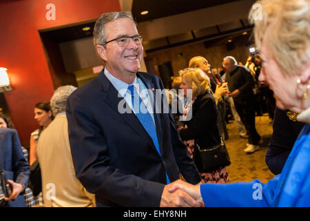 Ex Governatore della Florida e il potenziale candidato presidenziale repubblicano Jeb Bush saluta i sostenitori in corrispondenza di un inizio di mattina GOP evento colazione Marzo 18, 2015 in Myrtle Beach, Carolina del Sud. Foto Stock