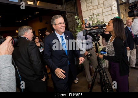 Ex Governatore della Florida e il potenziale candidato presidenziale repubblicano Jeb Bush si diparte da un inizio di mattina GOP evento colazione Marzo 18, 2015 in Myrtle Beach, Carolina del Sud. Foto Stock