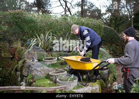 Due uomini al lavoro in giardino, Bournemouth, nella contea di Dorset, Regno Unito, Europa Foto Stock